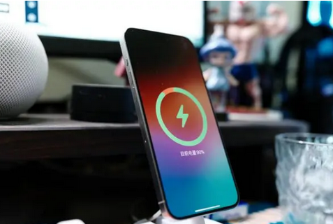 湖里苹果15换屏服务分享用什么充电器给iPhone15充电更好 